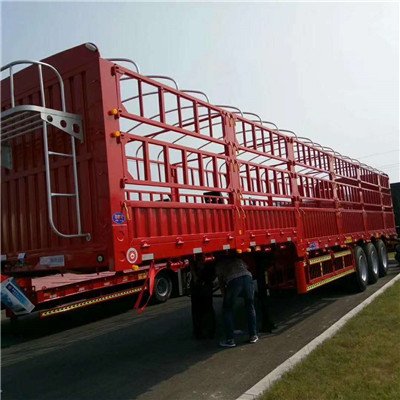 倉(cāng)柵式半掛車圖片