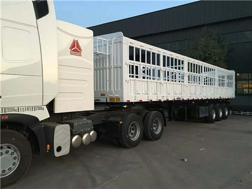 倉(cāng)柵式半掛車(chē)